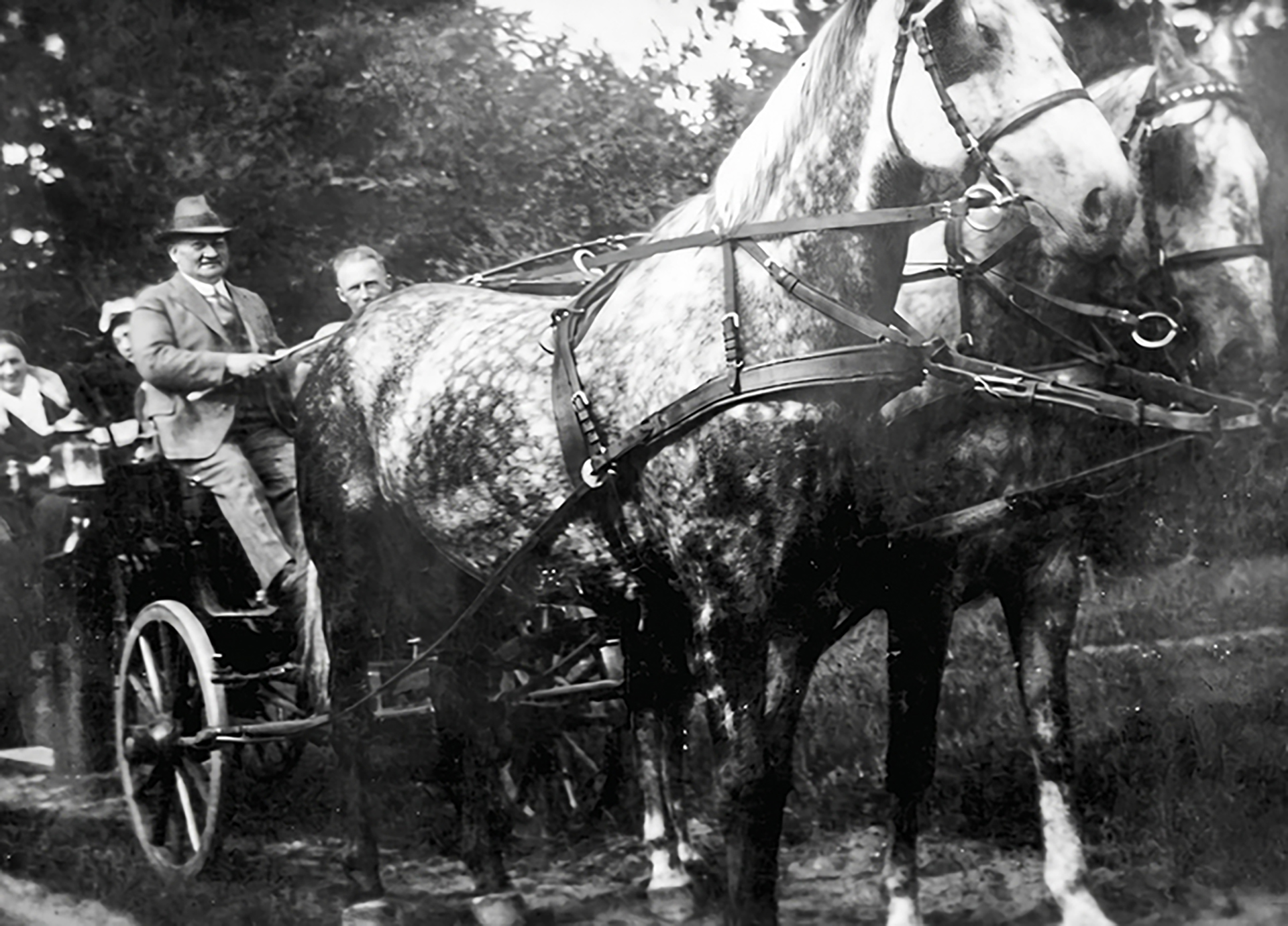 Auf der Kutsche Hermann Boest, hinten Helene Rückheim genannt Tante Lenchen von der Schloß-Konditorei