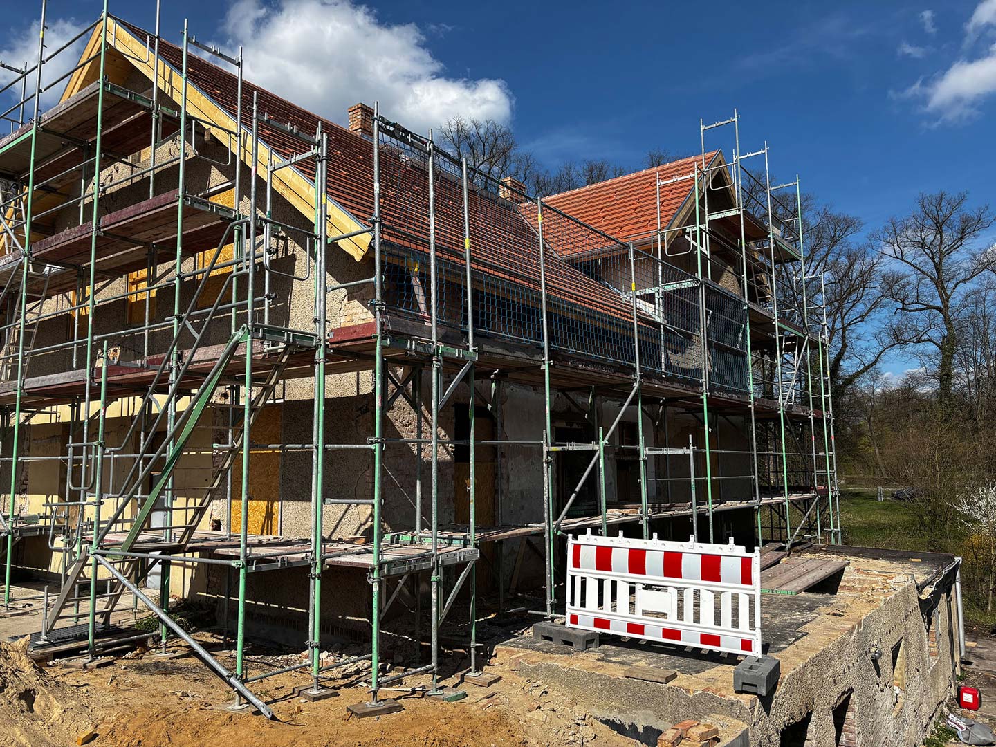 Fassade des Alten Pferdestalls auf dem Hermannshof in Rheinsberg mit offenem Eingang und historischen Backstein-Bögen
